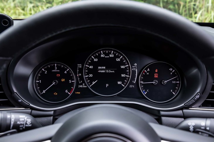 一見、機械式に見える3連メーターは、中央部が液晶ディスプレイになっている。カラー仕様の「アダプティブドライビングディスプレイ」と呼ばれるヘッドアップディスプレイが、全車に標準装備されている。