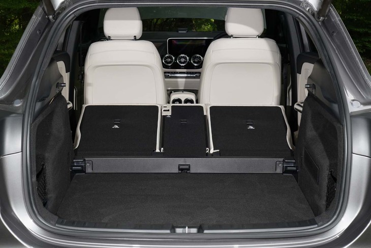 メルセデス・ベンツGLA200d 4MATIC（ラゲッジスペース）