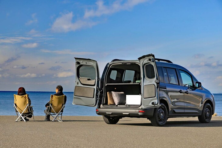 日本のユーザーに愛される観音開きのバックドア。ヒンジの留め金を外せば、ご覧のとおり180°まで両ドアを開けることができる。