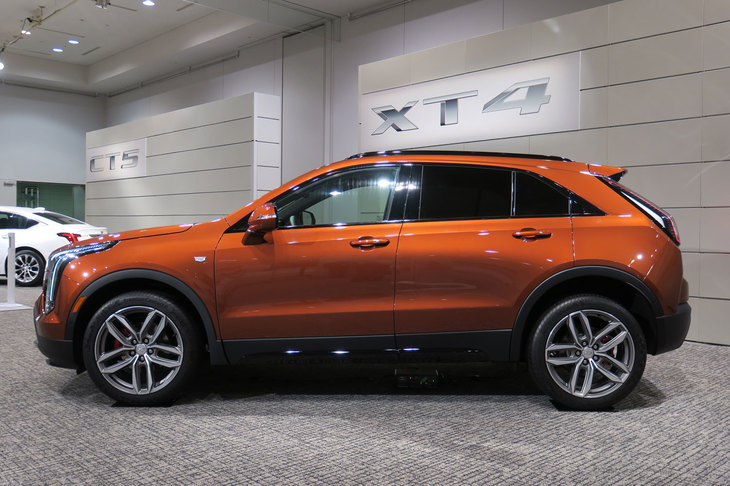 キャデラックXT4スポーツ（サイドビュー）