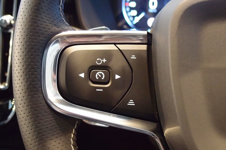 ステアリングホイールの左側スポークには、アダプティブ・クルーズ・コントロールの操作スイッチがレイアウトされる。