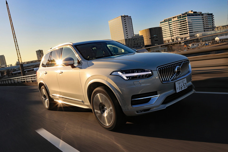 2基の過給機を搭載したエンジンと、48Vマイルドハイブリッドシステムを組み合わせたパワーユニットは「静か」のひとこと。「アレンザLX100」もロードノイズの小さなタイヤなので、車内は非常に静粛だ。