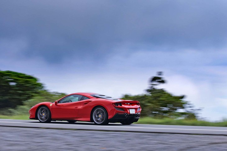 0-100km/h加速2.9秒、最高速340km/hという動力性能はいずれも「488GTB」を上回っている。