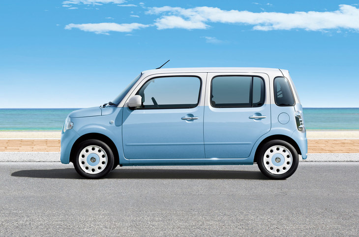 先代モデル「ミラ ココア」のサイドビュー。ラウンドしたリアクオーターウィンドウなど、こちらも実は凝ったデザインをしていたのだ。