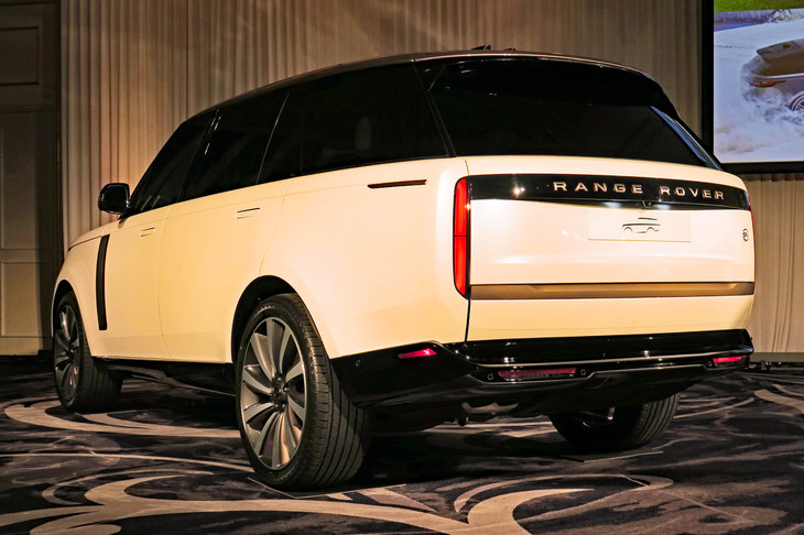 新型「レンジローバー」の納車は2022年夏から順次スタートする予定だ。