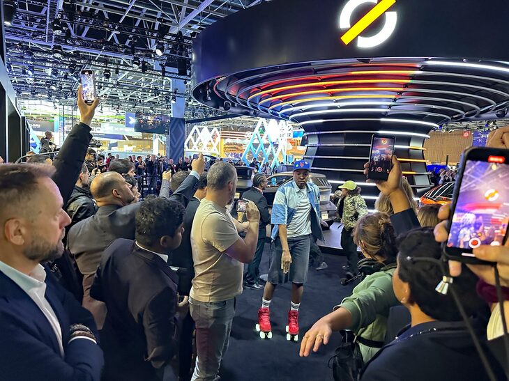 ルノーの新世代モビリティー会社モビライズは、マイクロEV（電気自動車）「デュオ」と、その商用車版である「BENTO」を公開した。記者発表ではローラースケーターのパフォーマンスを展開。内燃機関では高齢者ユーザーが多かった軽便車の市場に、新しい世代を取り込もうという意図が感じられる。