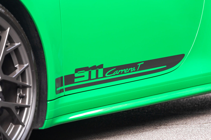 ボディーサイドに貼られた「911 Carrera T」のデカール。「T」はツーリングを意味している。