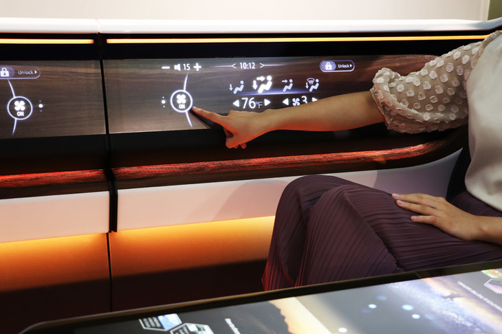 通常は“ただの木目パネル”であるドアトリムだが、必要に応じてオーディオやエアコン、シートポジションなどのコントローラーとなる。