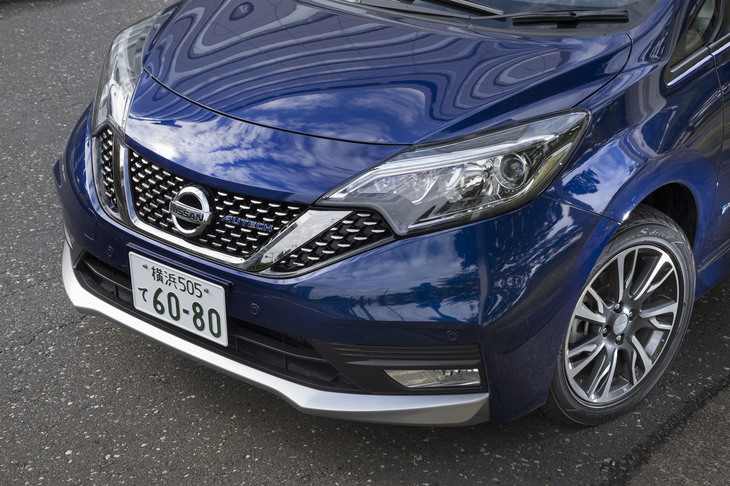 フロントまわりは専用のデザイン。メタル調フィニッシュのグリルやバンパーでドレスアップされる。