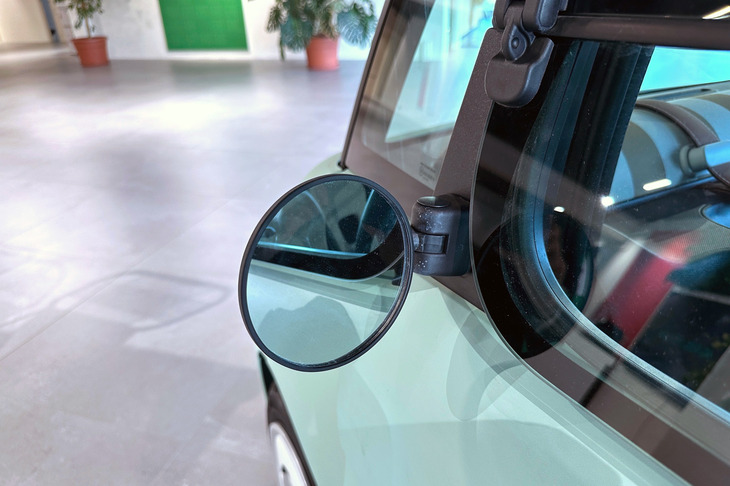 ドアミラーも基本的に「アミ」と共通であるが、より外観にマッチしている。イタリア語でTopolinoはミッキーマウスの意味もあるだけに、ネズミの耳に見えてくる。