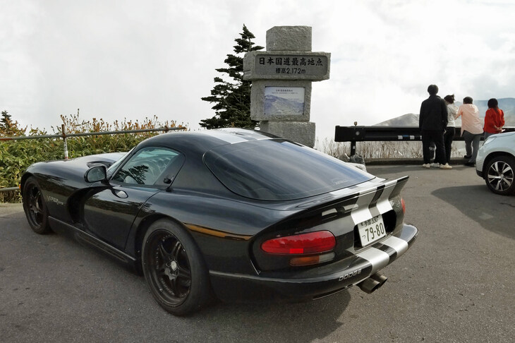 渋峠を訪れたら写真を撮らずにはおれないのが日本国道最高地点碑。私の画像フォルダに、何枚同じ写真があるのやら。ちなみに駐車場は狭いので、立ち寄る際はご注意を。