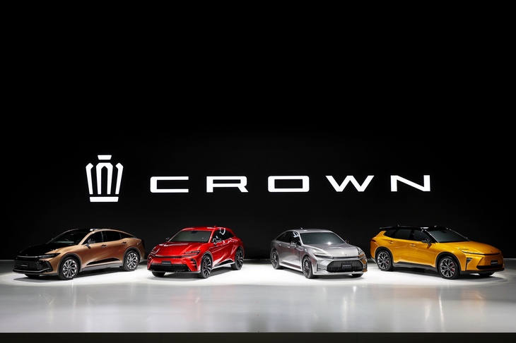 2022年7月の新型「クラウン」シリーズ発表会の様子。　
	清水「まぁフロントマスクについては、クラウンシリーズ全体でイメージを統一したり、逆にシリーズ内の他車種と差別化したりする必要があっただろうからねぇ」　
	渕野「やっぱり、フロントデザインは難しいんですよ」　
	（写真：三橋仁明／N-RAK PHOTO AGENCY）