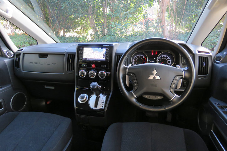 「デリカD：5」のインストゥルメントパネルまわり。今回はディーゼルモデルの上級グレード「Dプレミアム」に試乗した。