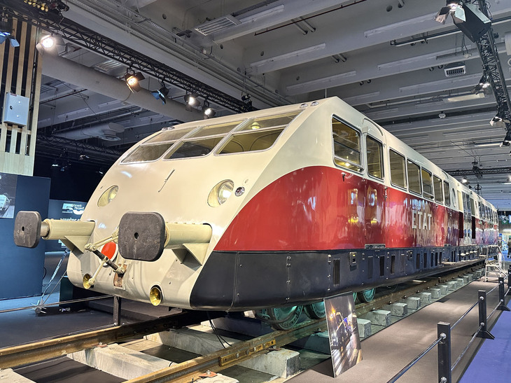 連載「マッキナあらモーダ！」のほうでも写真で紹介した、ブガッティの気動車を別アングルから。最高速は、当時のフランス国内法規による鉄道の制限速度120km/hを大幅に超える、196km/hを記録した。