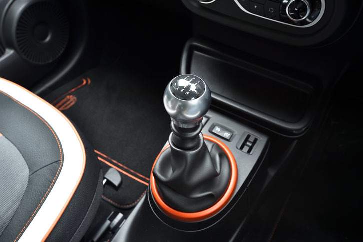 限定車のトランスミッションは5段MTのみ。追って発売されるカタログモデルでは6段EDC（エフィシェント・デュアル・クラッチ）仕様も設定される予定。