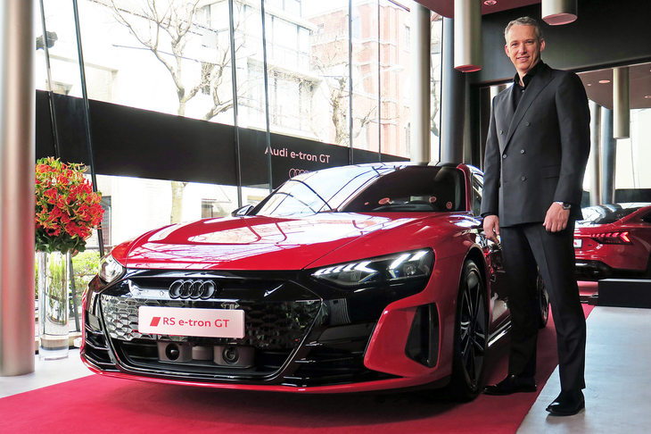 「アウディRS e-tron GT」と、アウディ ジャパンのフィリップ・ノアック代表取締役社長。