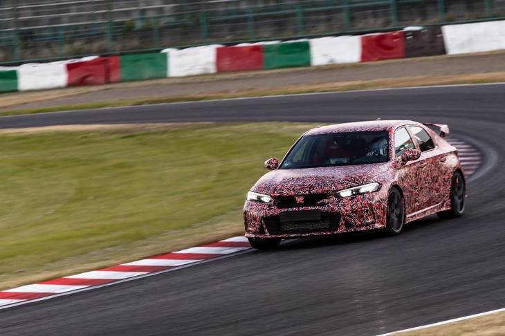 鈴鹿サーキットの国際レーシングコースにおいてタイムアタックに臨む新型「ホンダ・シビック タイプR」。量産前の最終開発車両で、2分23秒120というFF車としての最速ラップタイムを記録した。