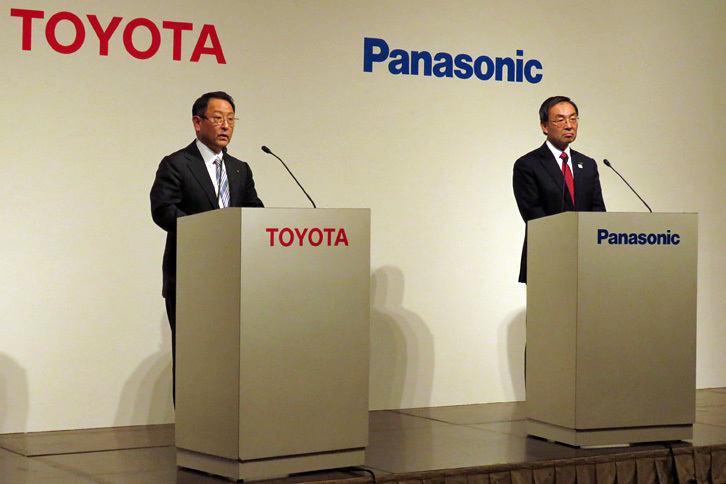 2017年12月に行われた、トヨタとパナソニックの共同記者会見の様子。発表内容はバッテリー事業における協業の検討開始だったが、同時に「2030年までに電動車の年間販売台数を550万台に増やす」というトヨタの目標も明らかにされた。（写真＝webCG）