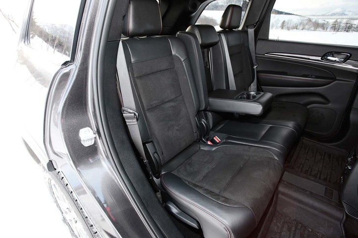 後席も前席同様、中央部分はスエード調の表皮で仕立てられている。座面側方のレバーを使って、リクライニングも可能。