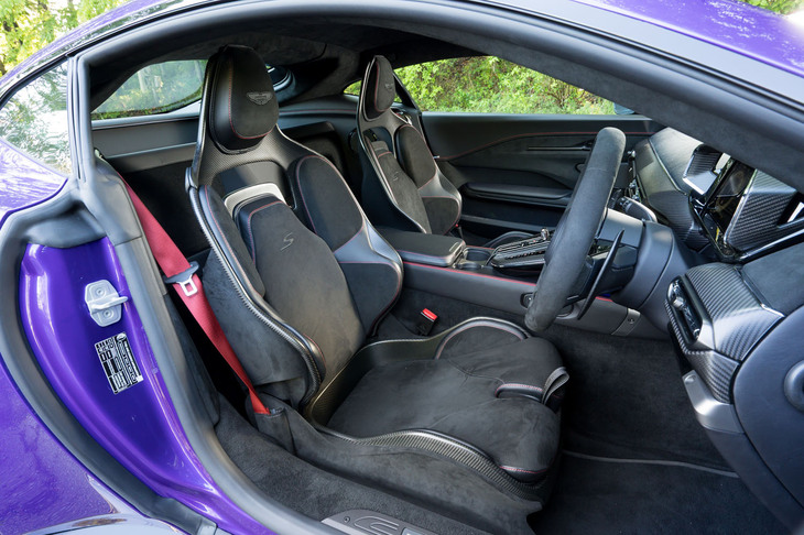 シートは標準仕様の「スポーツプラスシート」と、カーボンフレームにクッションを取り付けた「サテンカーボンファイバー製パフォーマンスシート」から選択可能。上部ショルダーパネルには「S」ロゴの刺しゅうがあしらわれる。