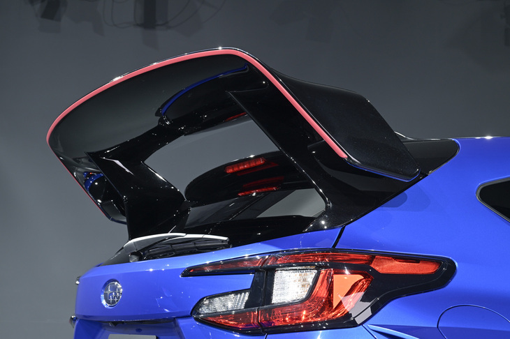 大型のリアウイングが目を引く「Performance-B STIコンセプト」のリアセクション。コンセプトモデルのこうした特徴的なアイテムが市販化にあたってどのように変更されるかも、マニアは注目している。