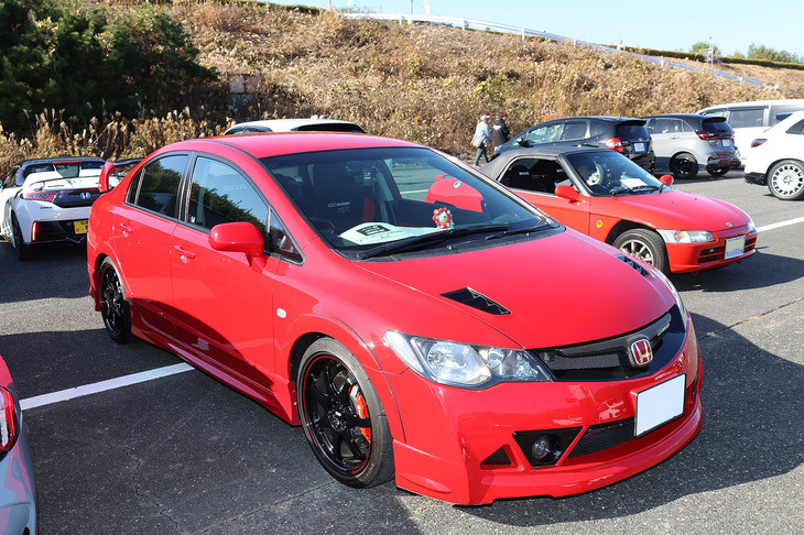 こちらは「ホンダ・シビックMUGEN RR（ダブルアール）」。2007年9月に300台限定で発売された、「シビック タイプR」ベースの無限コンプリートカーだ。当時の価格は、ベース車よりも194万2500円高い477万7500円。高価なことでも話題になったが、今考えるとバーゲンプライスだったかも。