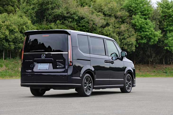 空力パーツを装着した「スパーダ」も、その造形は非常にすっきりとしたもの。世に言う“オラオラ系”のデザインとは一線を画すものだ。