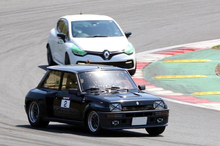 スポーツ走行の「ルノー・スポールカップ」の様子。最新のR.S.モデルはもちろん、「サンクターボ2」や「クリオV6」といった珍しい車両も登場した。