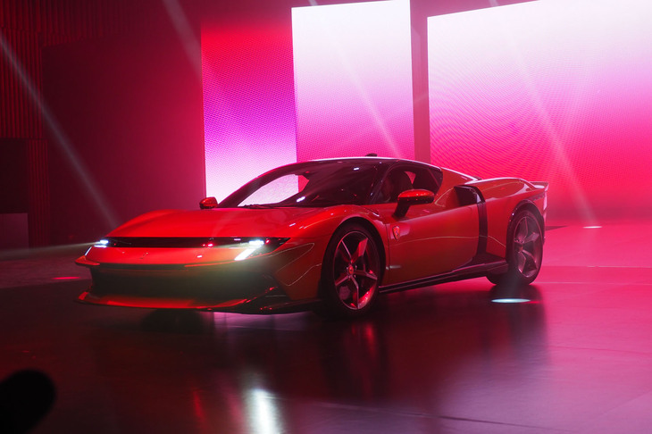 「フェラーリ849テスタロッサ」の登場シーン。