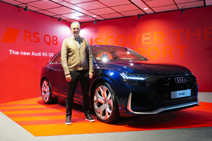 「アウディRS Q8」とアウディ ジャパンのフィリップ・ノアック代表取締役社長。
