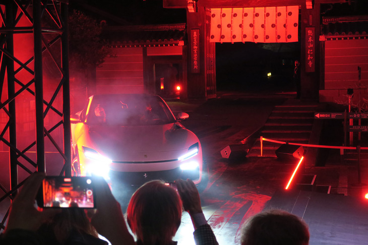 本坊表門から姿を現す「フェラーリ・プロサングエ」。