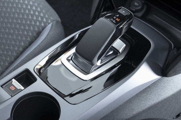 シフトセレクターはエンジンモデルと同じ形状。もちろんトランスミッションは搭載していない。