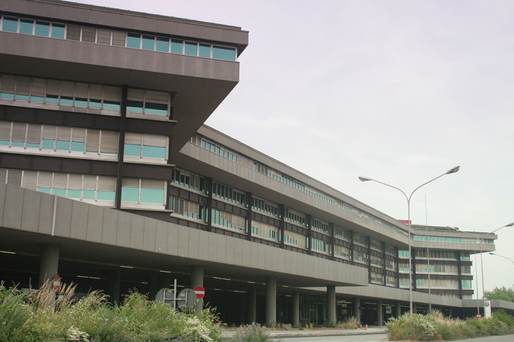 アルファ・ロメオの旧アレーゼ工場の一角に建つ技術開発センター棟。設計はイグナツィオ・ガルデッラ。2006年5月、周囲には雑草が生い茂っていた。