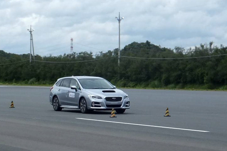 こちらははみ出し警報試験の様子。試験内容は、車線からはみ出した際に警告を発し始める車速をはかるというもので、低い速度から警告を発するものの方が、得点が高くなる。