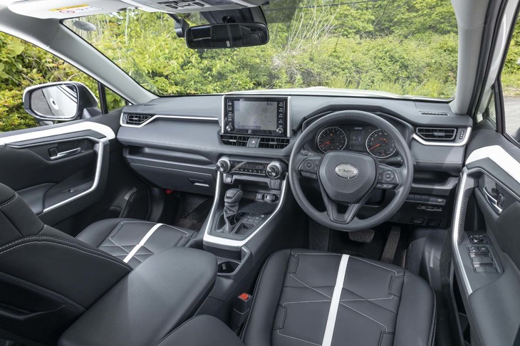 専用レザーシート＆トリムのセットはオプション。ブラックの合皮を基本に、ボディーカラーに近似した色のアクセントがあしらわれる。