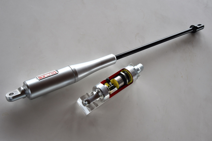 デモカーに装備されていた「MCB（モーションコントロールビーム）」。ボディーの剛性を最適化し、振動を抑制する効果を持つ。