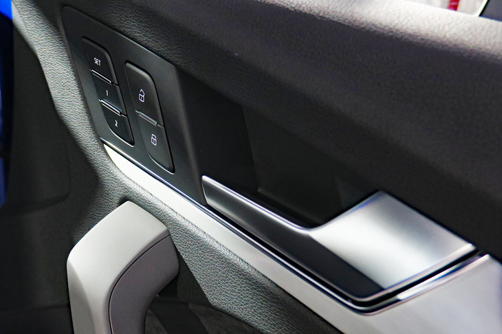 アウディQ5スポーツバック 1st edition（フロントドアインナーハンドル）