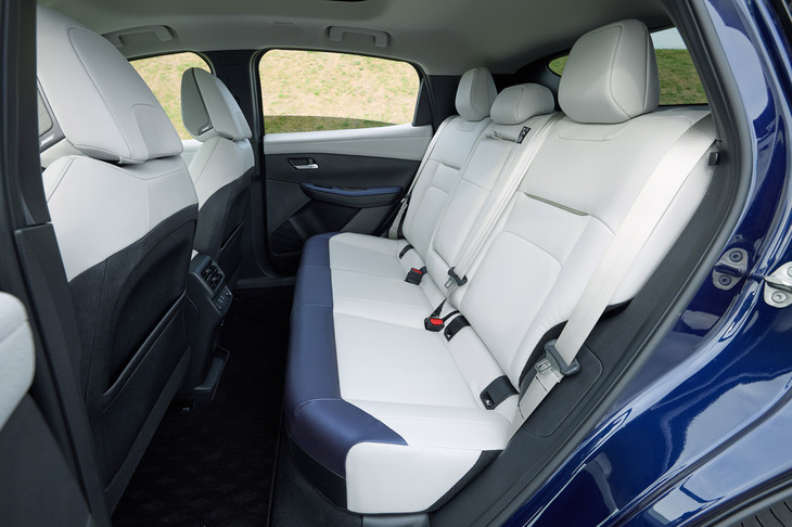 後席にもフロントシートバック形状の工夫などにより必要十分な空間を確保。シートバックは6：4の分割可倒式で、2段階のリクライニング調整機構が備わる。