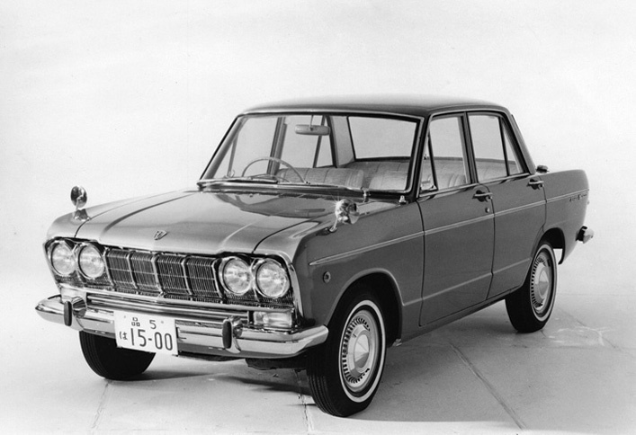 1963年9月に初のフルモデルチェンジを迎え、ダウンサイジングされて登場した「スカイライン1500デラックス」。全長4m少々のまったく新しいボディーに、初代の途中まで積んでいた1.5リッター直4 OHVエンジンを改良して搭載した。