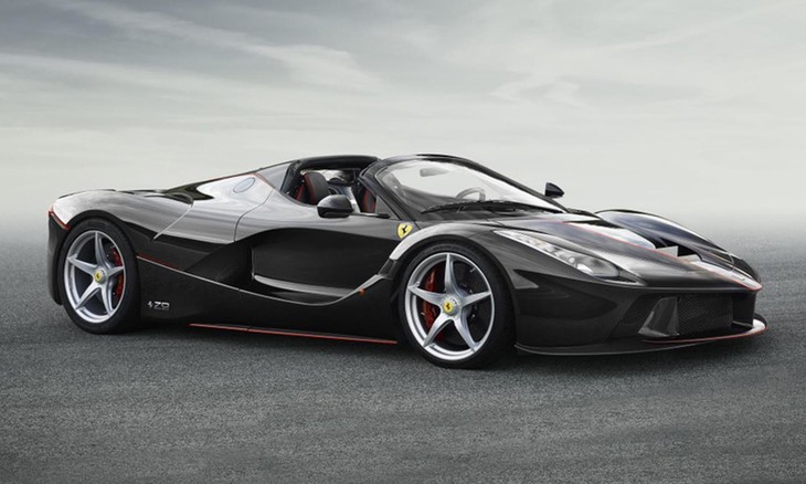 「ラ フェラーリ」のオープントップバージョン「アペルタ」。希少性はクーペモデルを上回り、その価値は7億円以上ともいわれる。