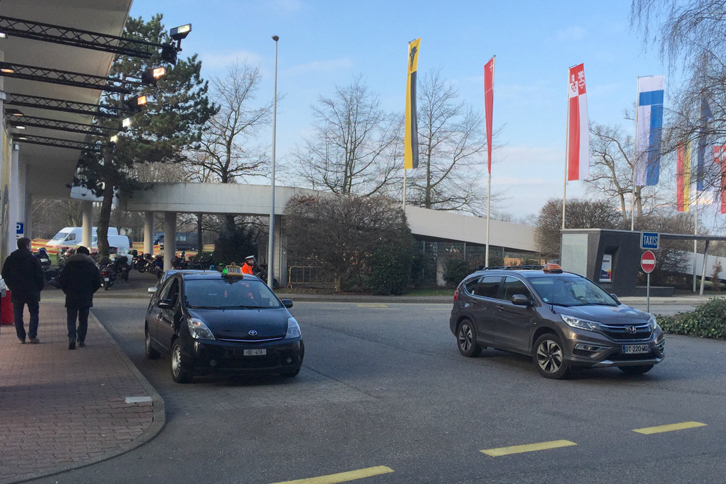 ジュネーブショーが行われているパレクスポ会場前にて。この街でもタクシーといえば、「トヨタ・プリウス」に代表される日本車が急速に主流を占めるようになった。欧州では珍しい、ヘンなアメリカ製セダンのタクシーが交じって並んでいたのも、今は昔。