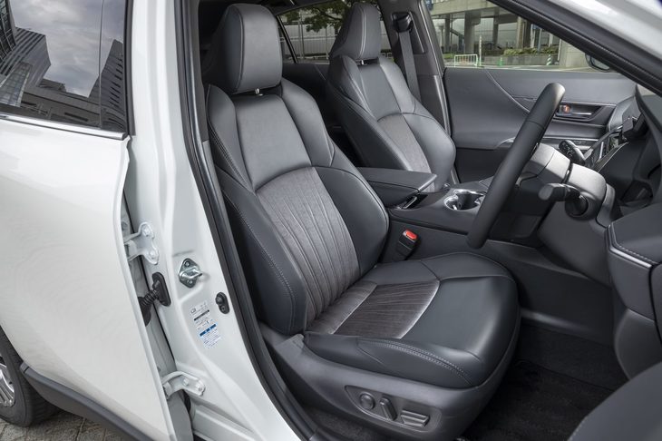 試乗した「Z“レザーパッケージ”」（写真）および「G“レザーパッケージ”」には本革シートが備わる。「Z」「G」ではファブリック×合皮の、「S」ではファブリックの表皮となる。