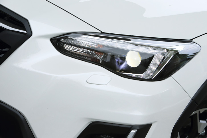 試乗車にはステアリング連動のLEDヘッドランプが装着されていた（「ブラックレザーセレクション」とセット装着）。