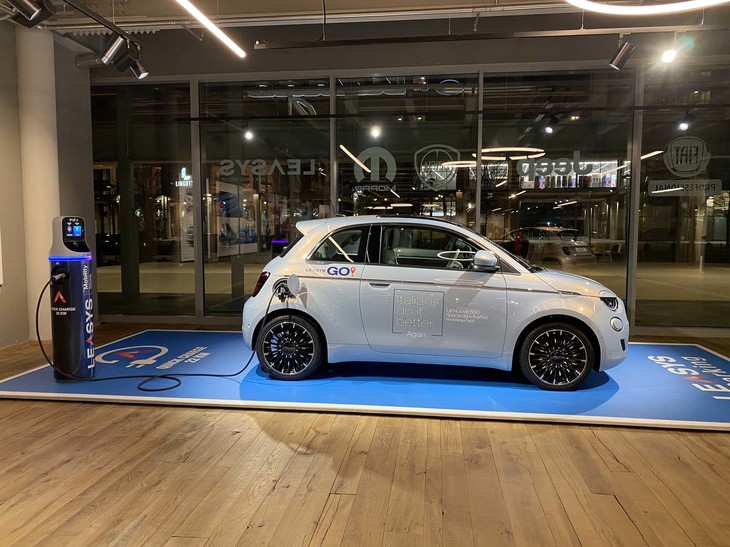 第695回の冒頭で紹介したカーシェア「リーシスゴー」用の車両は、ウィンドウの近く、外から最も目立つ場所にディスプレイされていた。