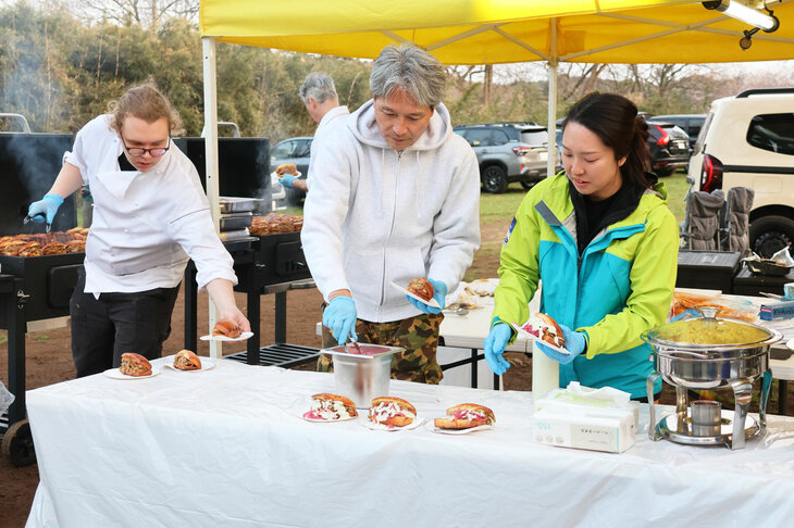 おやつの時間くらいから本格化した夕食の準備で、周囲にはおいしそうな香りが漂う。ちょっと小腹のすく時間だけに、夕食が待ち遠しかった人も多かっただろう。筆者も、その一人だ。