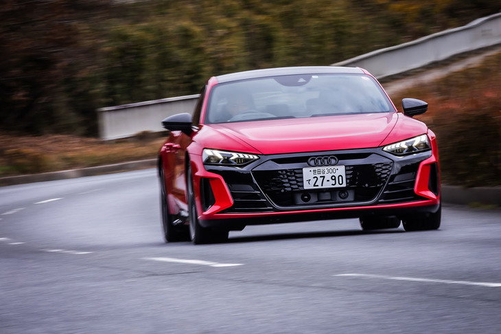 走行モードを切り替える「アウディドライブセレクト」が「e-tron GT」全車に標準装備される。エコモードにあたる「エフィシェンシー」モードでは最高速度が140km/hに制限され、加速開始時の特性がマイルドなものとなる。