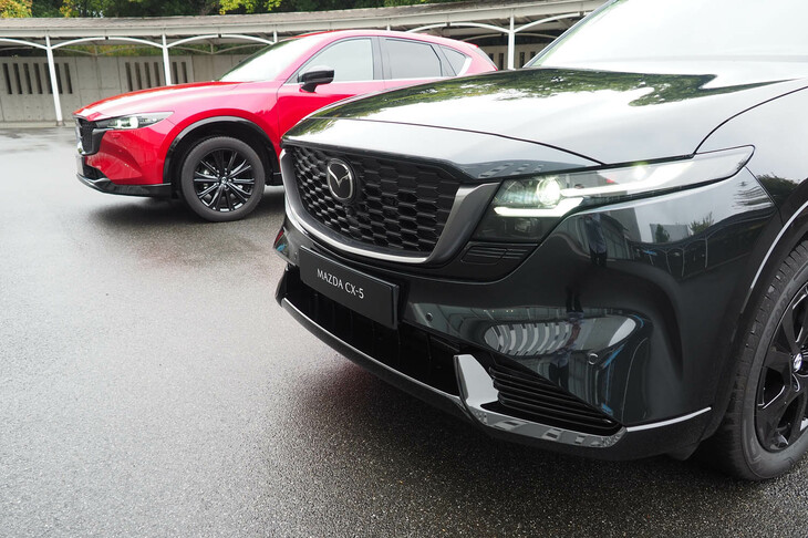 写真左が2代目「CX-5」、右が3代目CX-5のフロントフェイス。黒を基調としたグリルや、グリルに隣接して配置された新形状のヘッドランプとデイタイムランニングランプが、第3世代を印象づける。
