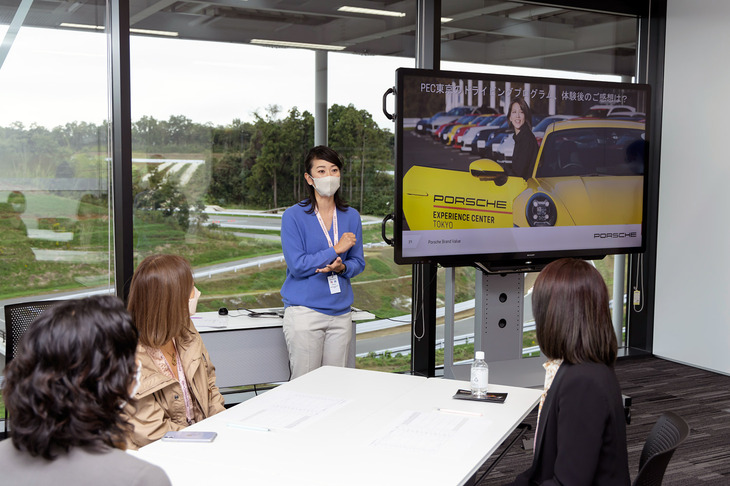 ブランチのあとは、デザートをいただきながらEVについて学びます。その前に、この日ファシリテーターとして参加していた自動車ジャーナリストの藤島知子さんは参加者に試乗した感想を聞いてあらためて、「ポルシェのシートはシンプルだけどホールド性が高いのでスポーツカーなのに乗り心地がとてもいい。快適性と走りの楽しさを両立しているのがポルシェの魅力ですね」と語ります。私も本当にそう思いました！