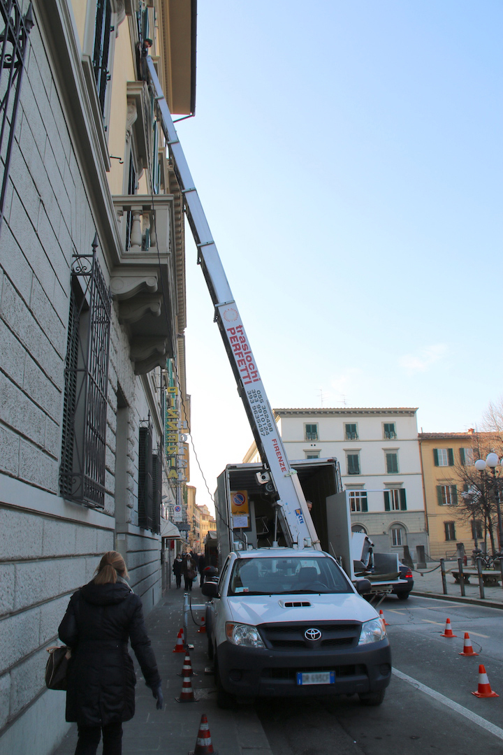 同じくイタリアのフィレンツェにて。伸縮式リフトを後付けした、引っ越し業者の「ハイラックス」。