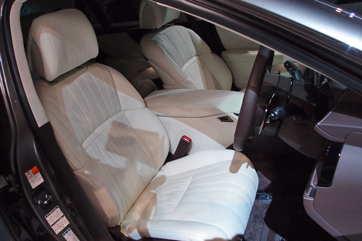 LS500h（フロントシート）